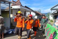 Petugas mengevakuasi korban yang ditemukan meninggal tertimbun tanah longsor di Banjarnegara.