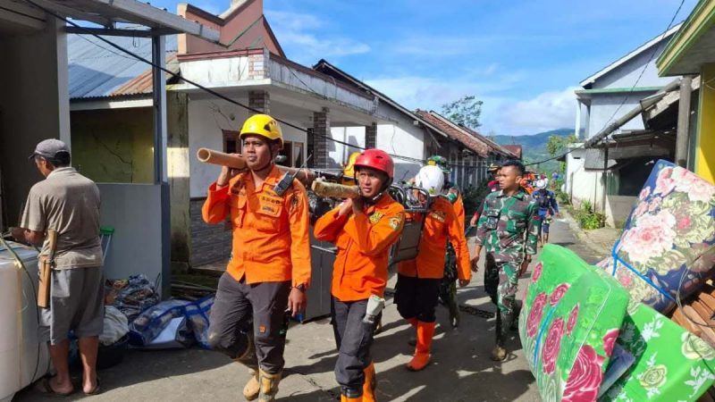 Petugas mengevakuasi korban yang ditemukan meninggal tertimbun tanah longsor di Banjarnegara.