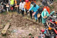 Bupati Banjarnegara bersama petugas dan keluarga melakukan tabur bunga di lokasi longsor sebagai tanda penutupan operasi pencarian korban tanah longsor di Pandanarum.