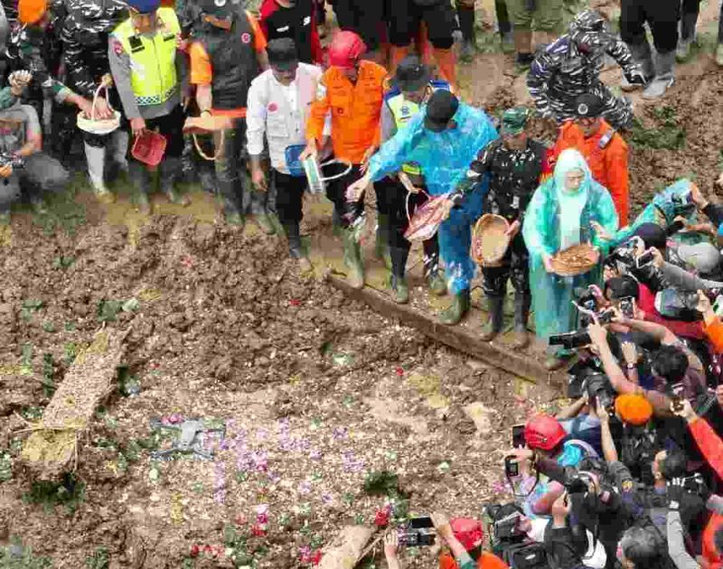 Bupati Banjarnegara bersama petugas dan keluarga melakukan tabur bunga di lokasi longsor sebagai tanda penutupan operasi pencarian korban tanah longsor di Pandanarum.