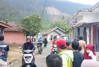 Warga berlarian menyelamatkan diri saat terjadi tanah longsor di Dukuh Situkung, Desa Pandanarum, Kecamatan Pandanarum, Kabupaten Banjarnegara.