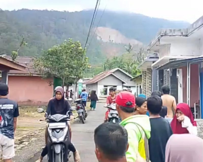 Warga berlarian menyelamatkan diri saat terjadi tanah longsor di Dukuh Situkung, Desa Pandanarum, Kecamatan Pandanarum, Kabupaten Banjarnegara.