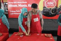 Wabup dan Ketua TP PKK Turut 'Ngulek Sambel' dalam gelaran Program ABC Akademia 2025 di Banjarnegara.