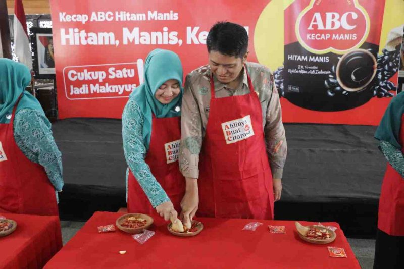 Wabup dan Ketua TP PKK Turut 'Ngulek Sambel' dalam gelaran Program ABC Akademia 2025 di Banjarnegara.