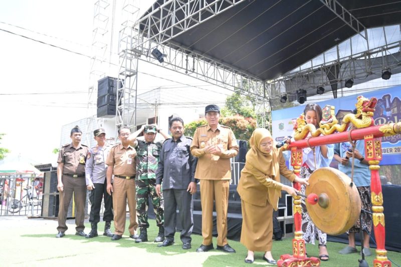 Pemkab Banjarnegara tutup tahun tanpa pesta kembang api. Sebagai gantinya, digelar Pasar Rakyat 2025 untuk dorong UMKM dan ekonomi lokal.