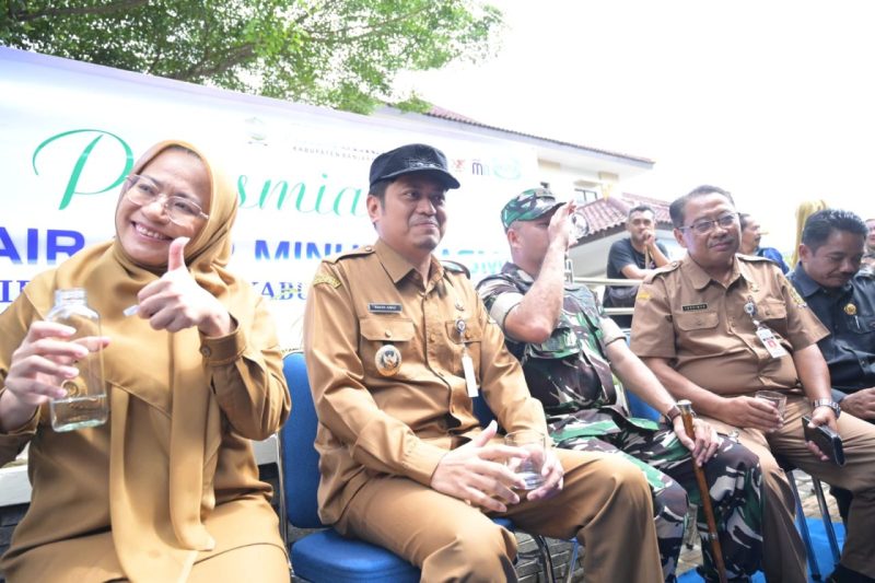 Banjarnegara resmikan KASMI, kran air siap minum gratis pertama untuk publik. Airnya aman, segar, dan disebut mirip rasa zam-zam oleh Wakil Bupati.