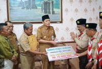 Kwarcab Pramuka Magelang salurkan bantuan Rp75 juta untuk korban longsor di Pandanarum, Banjarnegara. Bantuan diserahkan langsung kepada Wabup Wakhid Jumali.