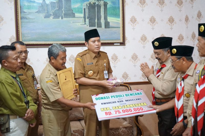 Kwarcab Pramuka Magelang salurkan bantuan Rp75 juta untuk korban longsor di Pandanarum, Banjarnegara. Bantuan diserahkan langsung kepada Wabup Wakhid Jumali.