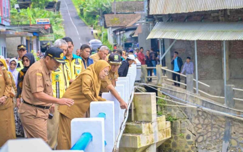 Peresmian jembatan dilakukan langsung oleh Bupati Banjarnegara, Amalia Desiana, pada Selasa (20/1/2026). 