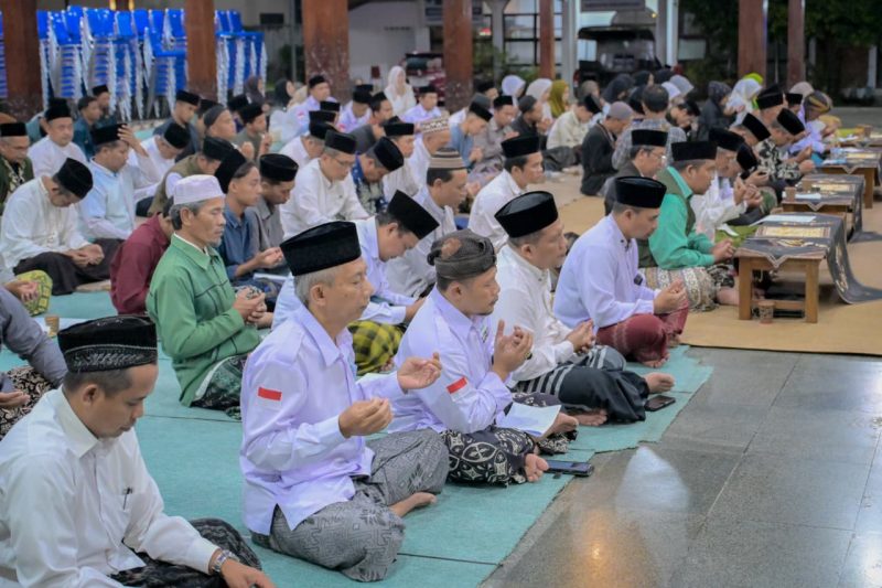 NU Banjarnegara gelar doa bersama dan istighosah 40 hari pasca longsor Situkung. Kegiatan ini juga rangkaian Harlah 1 Abad NU dan dihadiri Bupati Amalia Desiana.