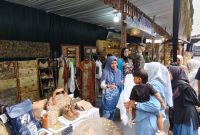 Pasar Rakyat Banjarnegara 2025 catat transaksi Rp567 juta. Pemkab gratiskan stan untuk UMKM, dorong ASN belanja produk lokal, dan kenalkan potensi desa wisata.