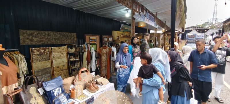 Pasar Rakyat Banjarnegara 2025 catat transaksi Rp567 juta. Pemkab gratiskan stan untuk UMKM, dorong ASN belanja produk lokal, dan kenalkan potensi desa wisata.