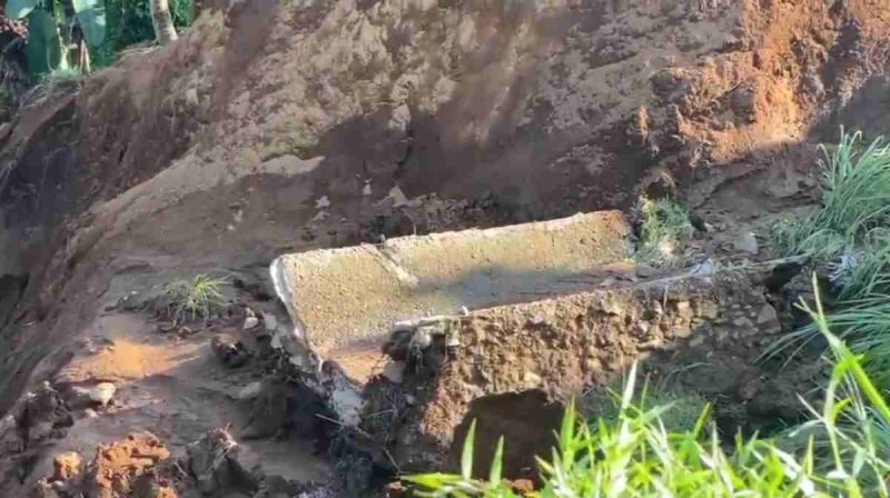 Tanggul irigasi sekunder di Desa Gemuruh, Banjarnegara jebol.