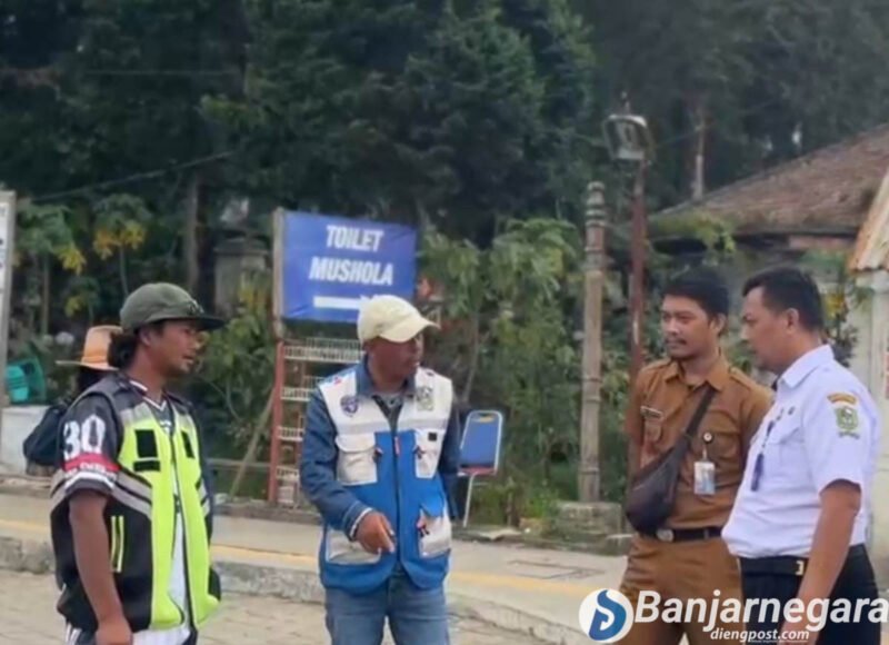 Dishub Banjarnegara tegur pengelola layanan perparkiran dan juru parkir di kawasan Kompleks Candi Arjuna, Dieng.